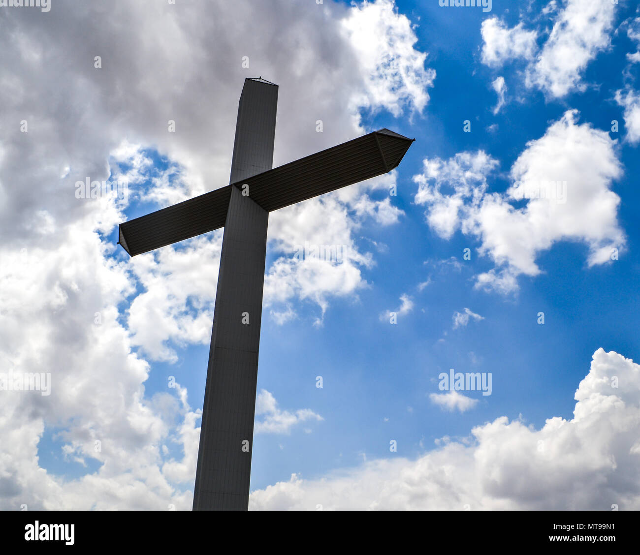 Ispirazione e grazia dal simbolo cristiano del Calvario e Gesù Cristo. Questa immensa croce è situato sulla strada in Texas. Un punto di riferimento Foto Stock