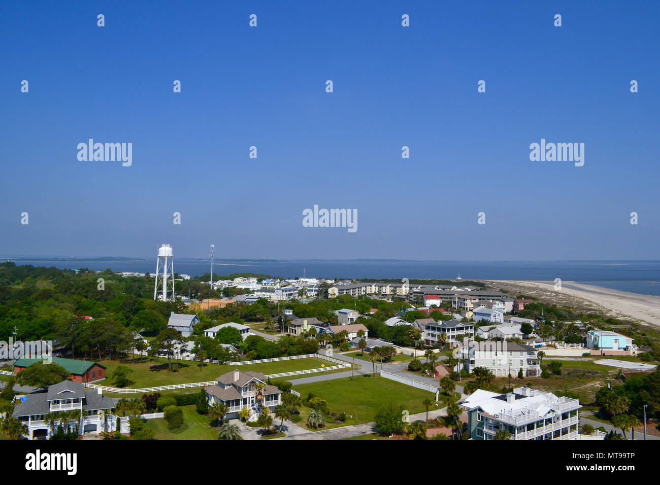 Vista dalla parte superiore e Tybee Island stazione luce Lighthouse vicino a Savannah in Georgia. Ampie vedute dell'Oceano Atlantico costa, STATI UNITI D'AMERICA. Foto Stock