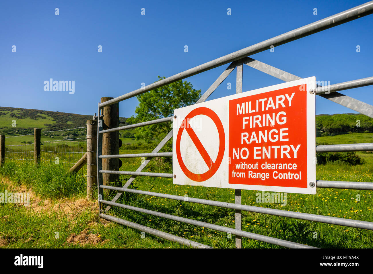 Rosso segnale di divieto di accesso al di fuori delle gamme di Lulworth, militare poligoni di tiro si trova tra Wareham e Lulworth nel Dorset, England, Regno Unito Foto Stock