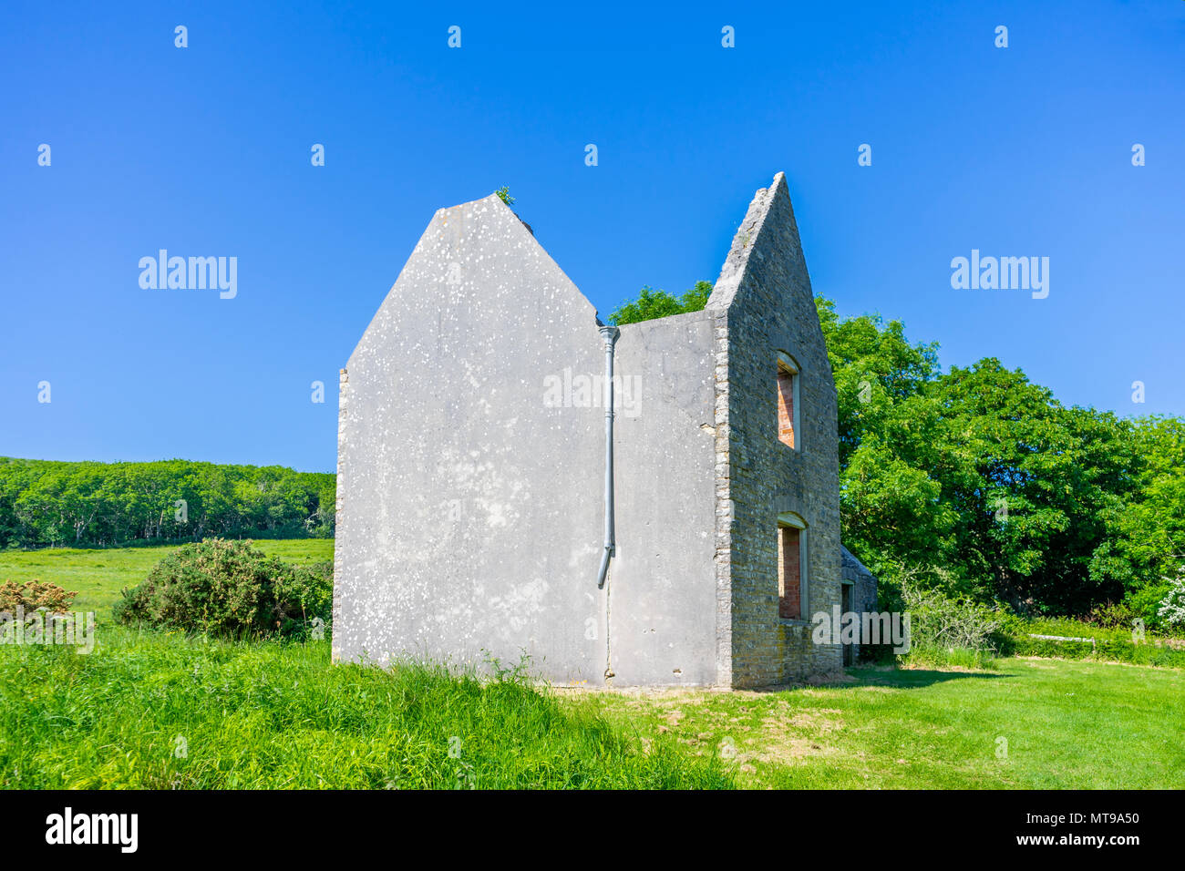 Una casa abbandonata/ edificio nel villaggio fantasma di Tyneham in Sud Dorset situato nel mezzo del Lulworth militari di Tiro, England, Regno Unito Foto Stock