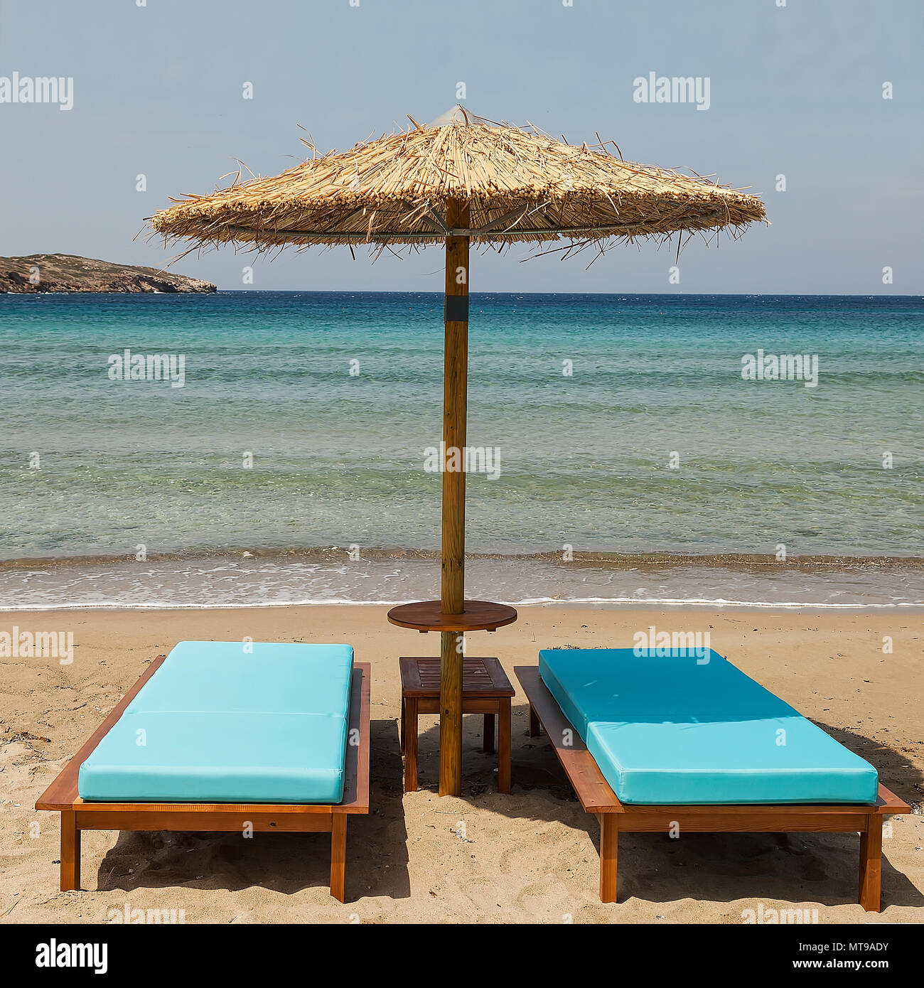Ombrellone e sedia a sdraio sulla spiaggia pubblica. Immagine di stock Foto Stock