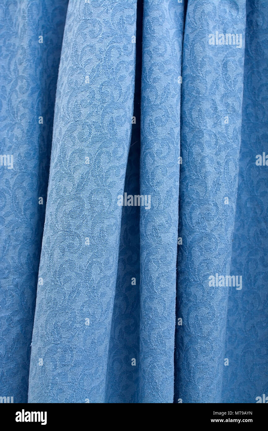 Bella blu piegato damasco tessuto di cotone intessuto texture di sfondo verticale Foto Stock