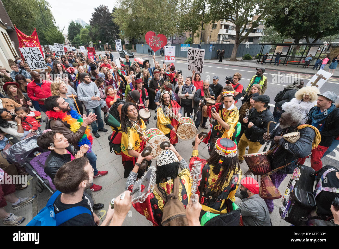 Hackney, Londra. Il 17 settembre 2016. Passare nubi, che è stata al cuore della musica dal vivo a Hackney che fornisce una piattaforma per le nuove ed emergenti in un Foto Stock