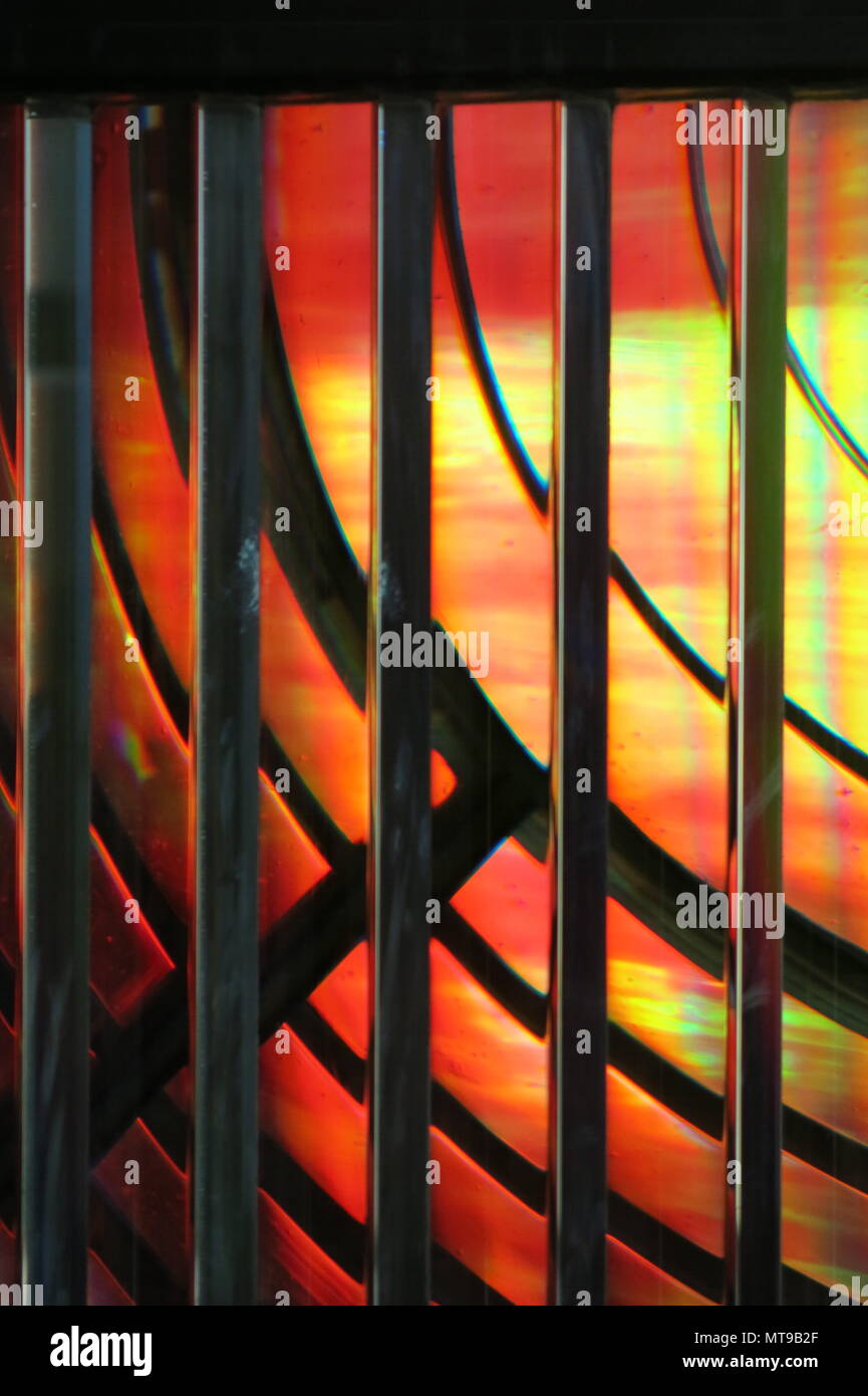 Caleidoscopio di colori riflessi nelle lenti del settore luci del vecchio faro di Dungeness, per guidare la navigazione nel Canale della Manica. Foto Stock