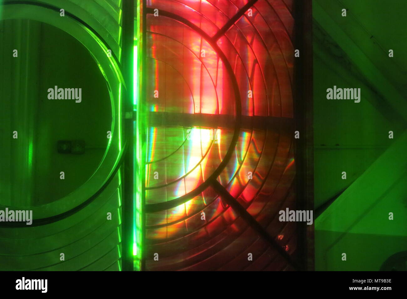 Colori sorprendenti e riflessi dalle lenti nel settore luce, al vecchio faro, Dungeness. Foto Stock