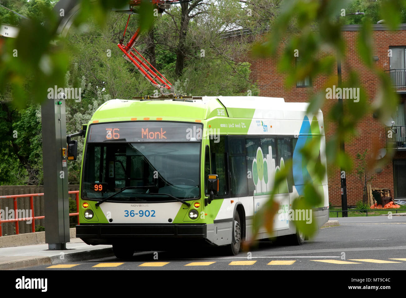 Montreal, Canada, 27 maggio,2018.100% bus elettrico in corrispondenza della sua stazione di carica. Credit:Mario Beauregard/Alamy Live News Foto Stock