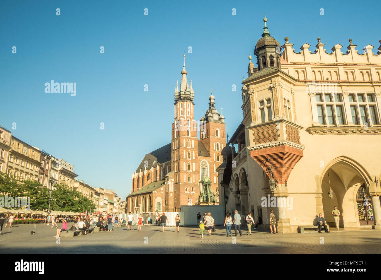 (Principale) medievale Piazza del Mercato nella città vecchia di Cracovia in Polonia, con il mattone Gothic St Marys Chiesa centro. Foto Stock