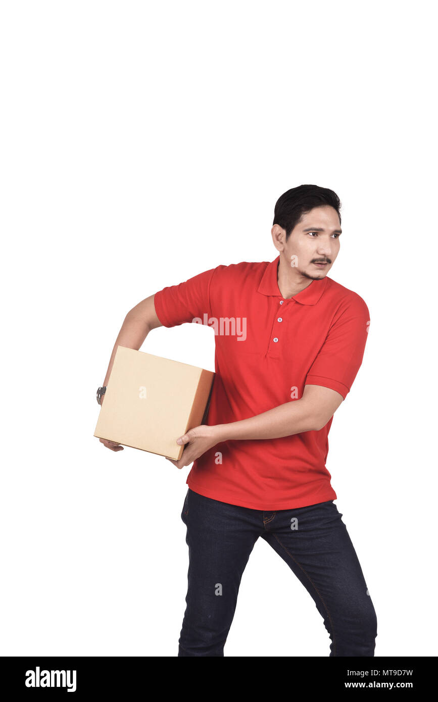 Professional consegna asiatici uomo che porta il pacchetto isolato su sfondo bianco Foto Stock
