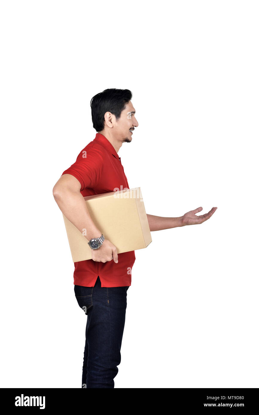 Professional consegna asiatici uomo con scatola ferma isolate su sfondo bianco Foto Stock