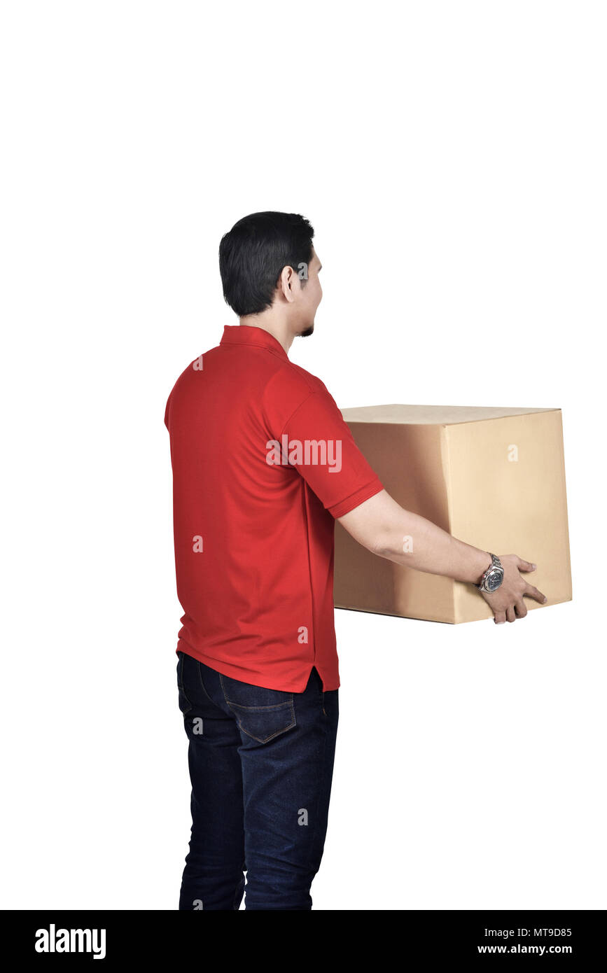 Vista posteriore del corriere asiatico uomo con scatole di cartone in piedi isolato su sfondo bianco Foto Stock