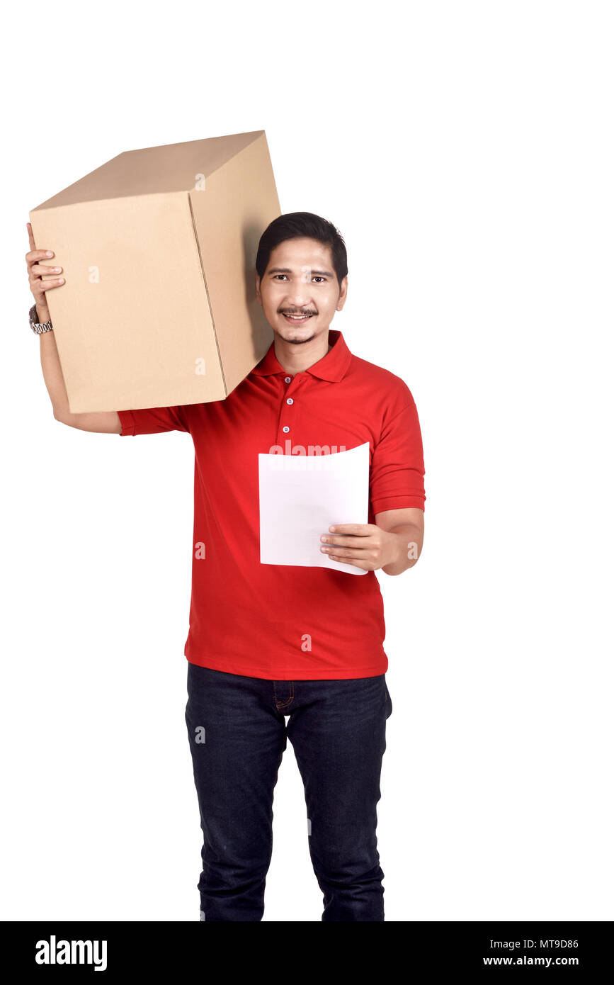Ritratto di asian maschio con corriere pacchi e l'indirizzo del destinatario isolate su sfondo bianco Foto Stock