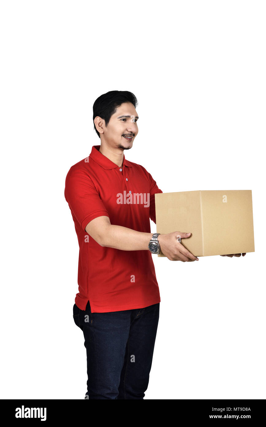 Professional corriere asiatico uomo consegnare il pacchetto in posa isolate su sfondo bianco Foto Stock
