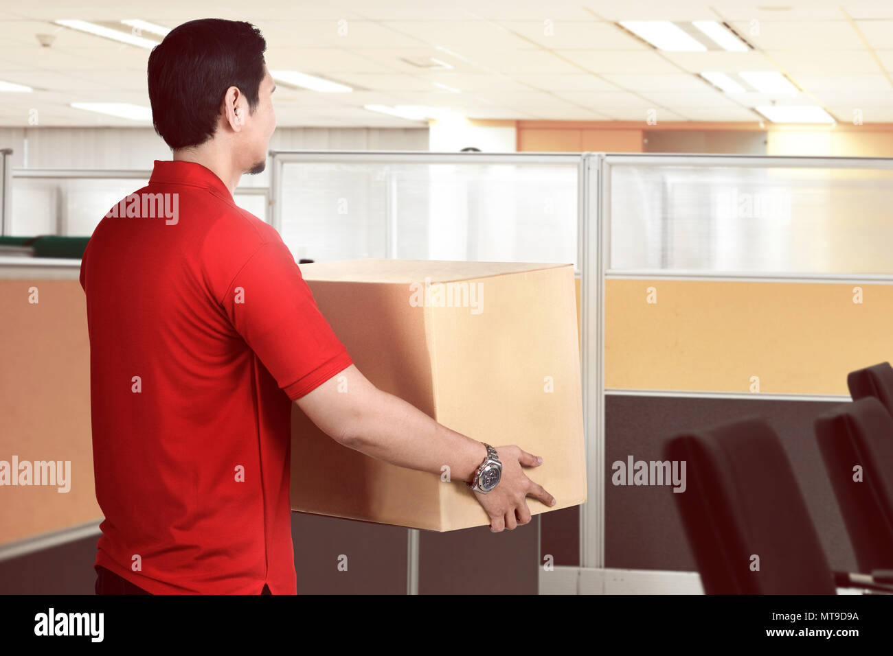 Vista posteriore di consegna asiatici uomo consegnare il pacchetto di Office Foto Stock