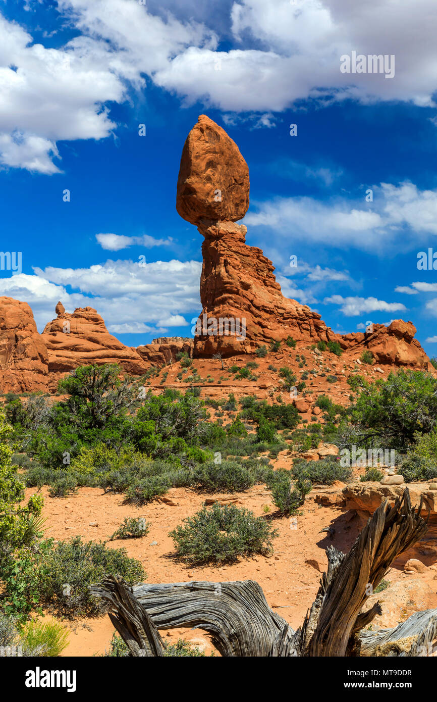 Si tratta di un pomeriggio in vista della formazione di tipo iconico noto come Rock equilibrato nel Parco Nazionale di Arches, Utah, Stati Uniti d'America. Questa vista è lungo la scenic drive in t Foto Stock