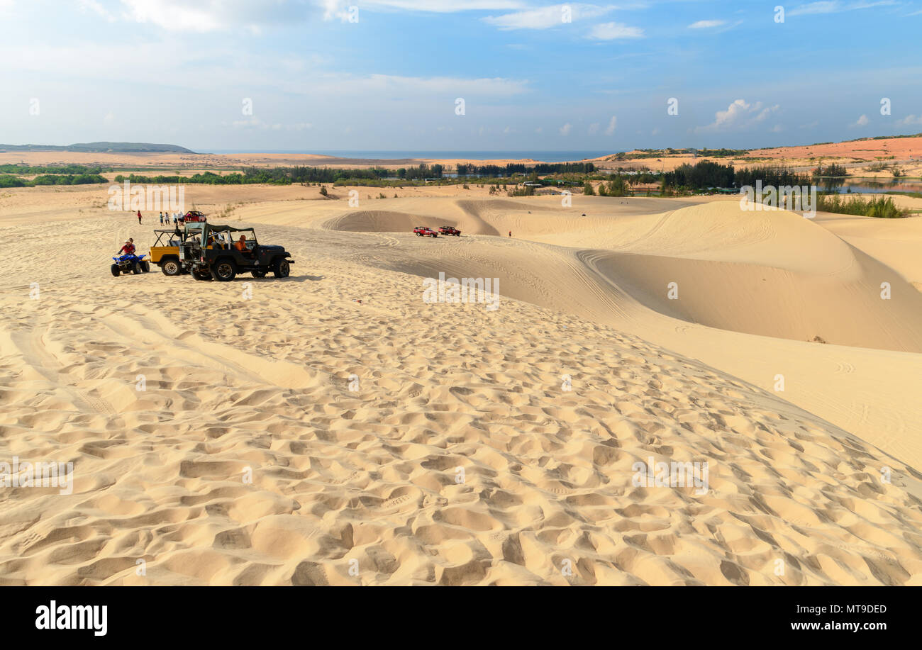 Mui Ne, Vietnam - 20 Maggio 2018 : paesaggio di sabbia bianca del deserto di dune con off road automobile veicolo a Mui Ne, Vietnam, popolare attrazione turistica Foto Stock