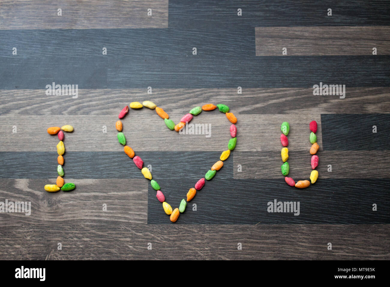 Ho cuore U fatta di riso colorata in grigio di una cucina per Foto Stock