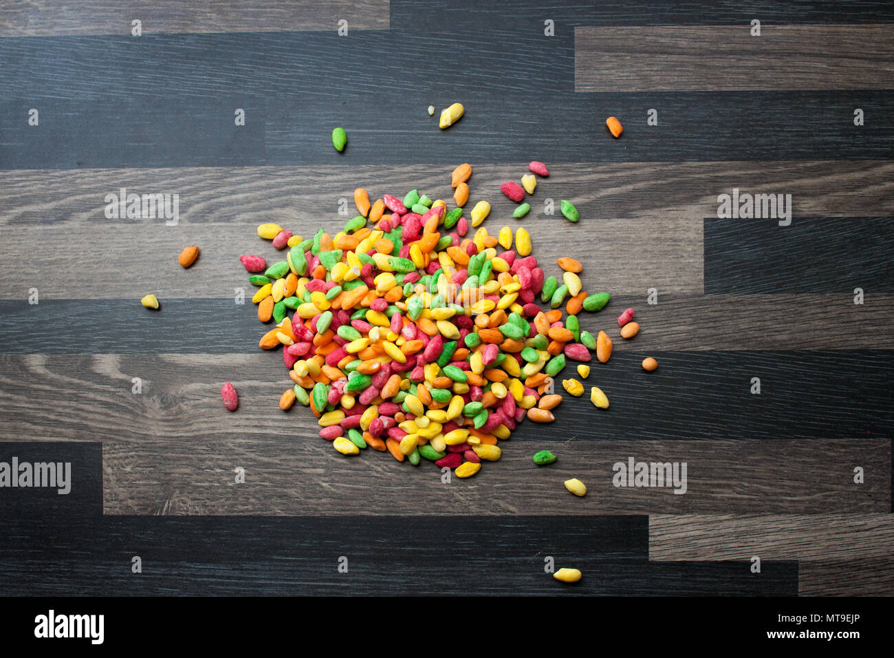 Un mucchio di riso colorata in grigio di un bancone cucina top Foto Stock