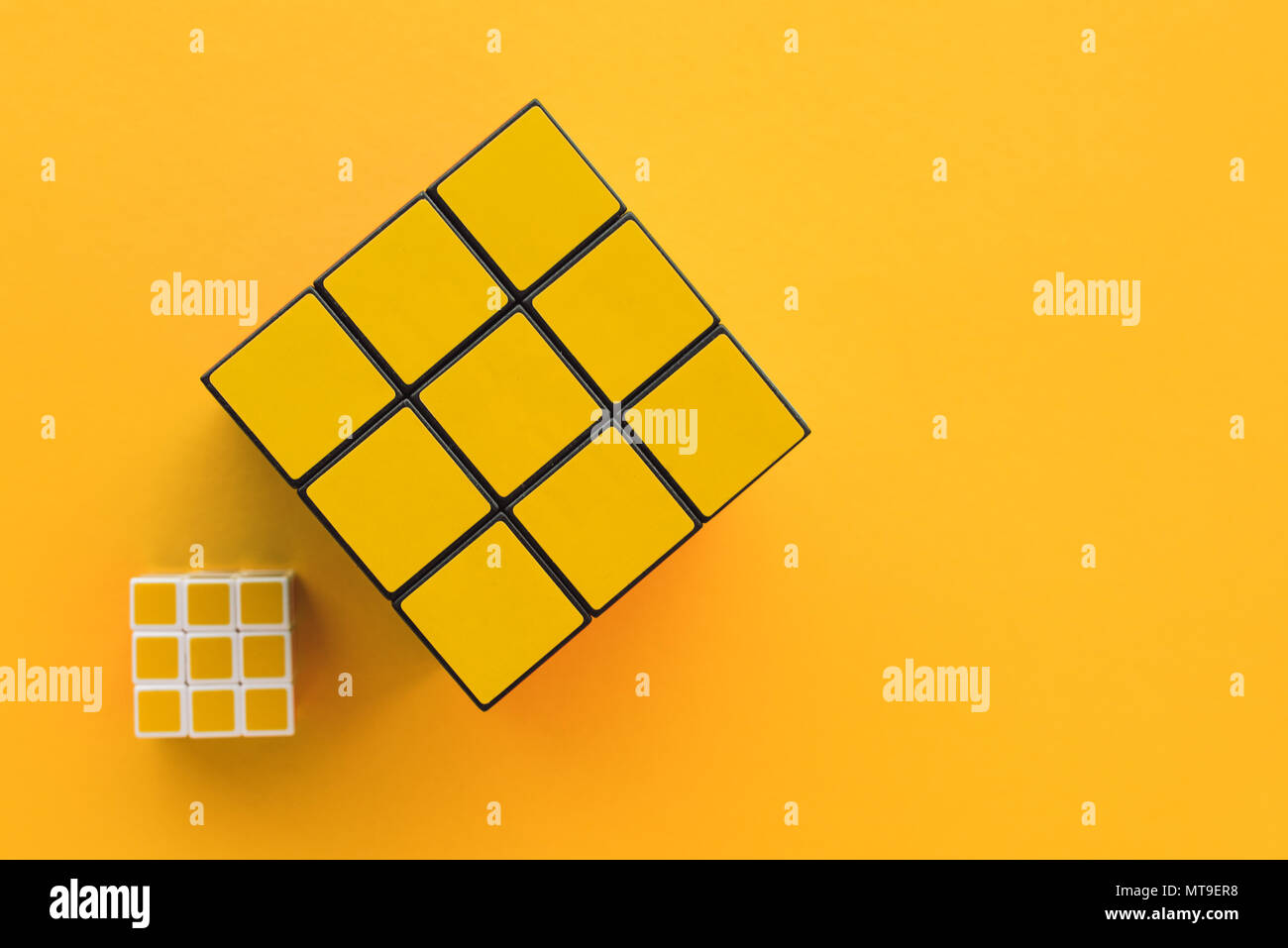 NOVI SAD SERBIA - 26 Maggio 2018: due di Rubik cubetti, originariamente chiamato Magia cubo, è stato inventato da uno scultore ungherese e professore di architettura e Foto Stock