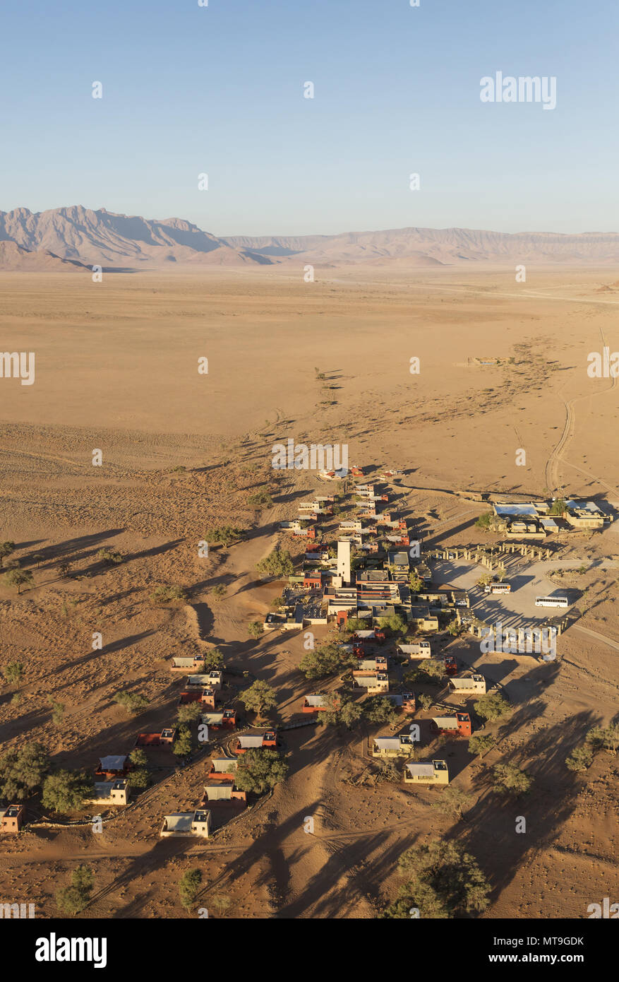 Il Sossusvlei Lodge a Sesriem in corrispondenza del bordo del Namib Desert. Vista aerea. Namib-Naukluft National Park, Namibia. Foto Stock