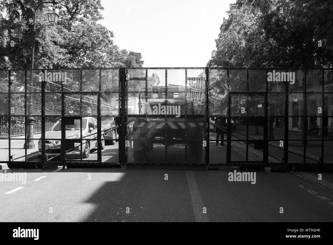 Francese di polizia antisommossa blocco di una strada davanti ad una protesta Foto Stock