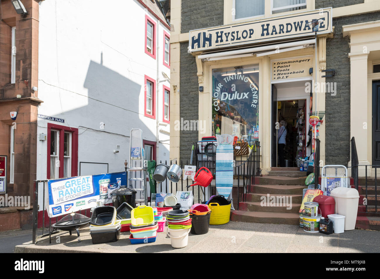 Hardware shop store con visualizzazione delle merci in strada, Moffat, Dumfries and Galloway, Scotland, Regno Unito Foto Stock