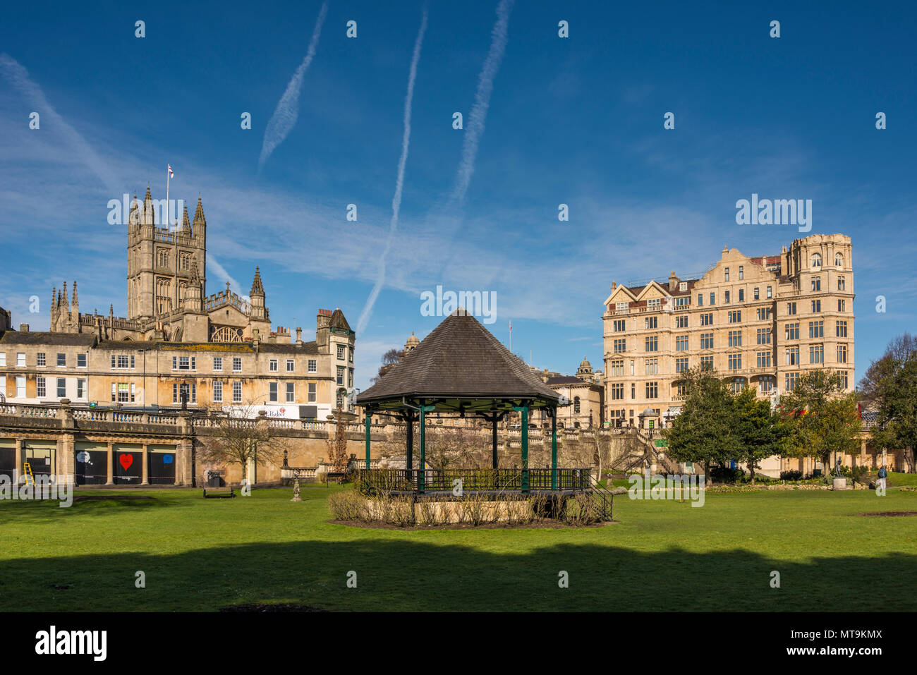 Bandstand in Parade Gardens con Abbazia di Bath e Empire Hotel in background, bagno, Somerset, Regno Unito Foto Stock