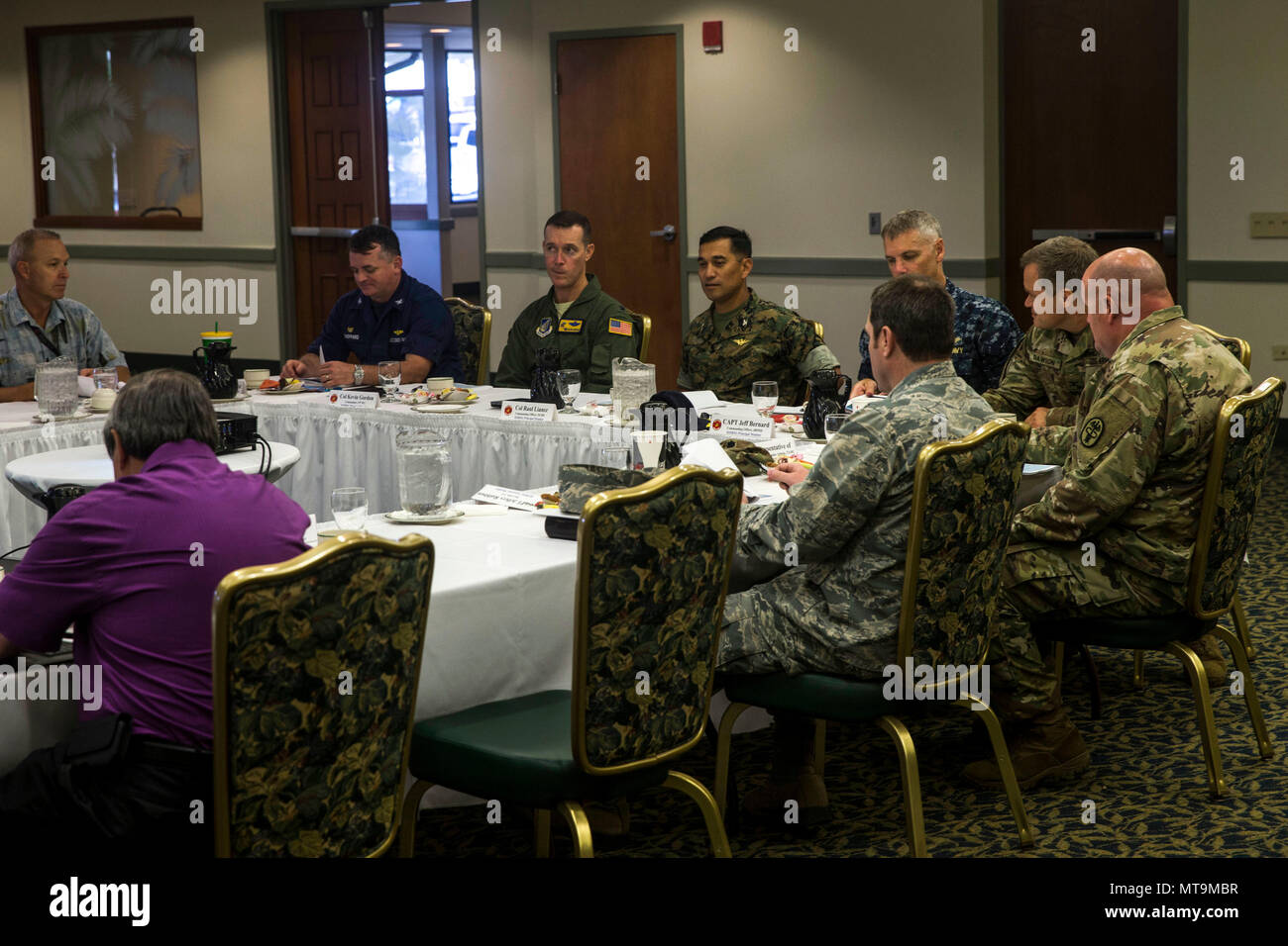 L'Hawaii comune regionale interservizi Gruppo di supporto (HJIRSG) discutere l'ordine del giorno per la trimestrale conferenza HJIRSG, Marine Corps base Hawaii, 16 maggio 2018. Il HJIRSG include la dirigenza senior del Dipartimento della Difesa reparti militari, le attività della Confederazione e i membri delle comunità locali di Oahu. Il HJIRSG soddisfa insieme ogni trimestre e lavora per facilitare la comunicazione e la cooperazione tra di loro e condividere idee per la risoluzione di problemi comuni e di identificare le opportunità per migliorare il supporto e guadagnare in efficienza tra le parti; e valutare le idee proposte per la cooperativa ven Foto Stock