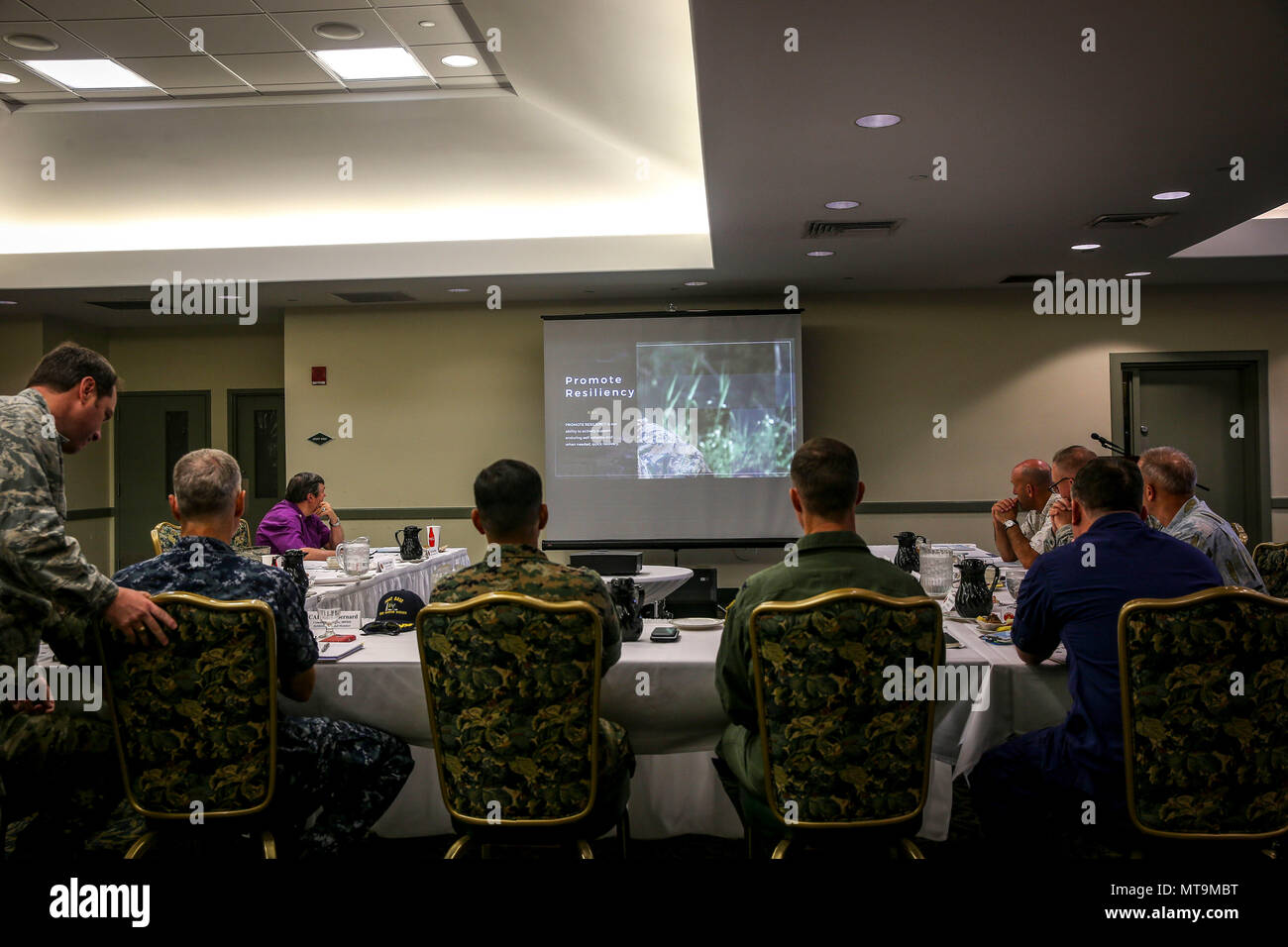 L'Hawaii comune regionale interservizi Gruppo di supporto (HJIRSG) sono presentati una breve sulla missione e la direzione di Marine Corps base Hawaii, 16 maggio 2018. Il HJIRSG include la dirigenza senior del Dipartimento della Difesa reparti militari, le attività della Confederazione e i membri delle comunità locali di Oahu. Il HJIRSG soddisfa insieme ogni trimestre e lavora per facilitare la comunicazione e la cooperazione tra di loro e condividere idee per la risoluzione di problemi comuni e di identificare le opportunità per migliorare il supporto e guadagnare in efficienza tra le parti; e valutare le idee proposte per la cooperativa ventu Foto Stock