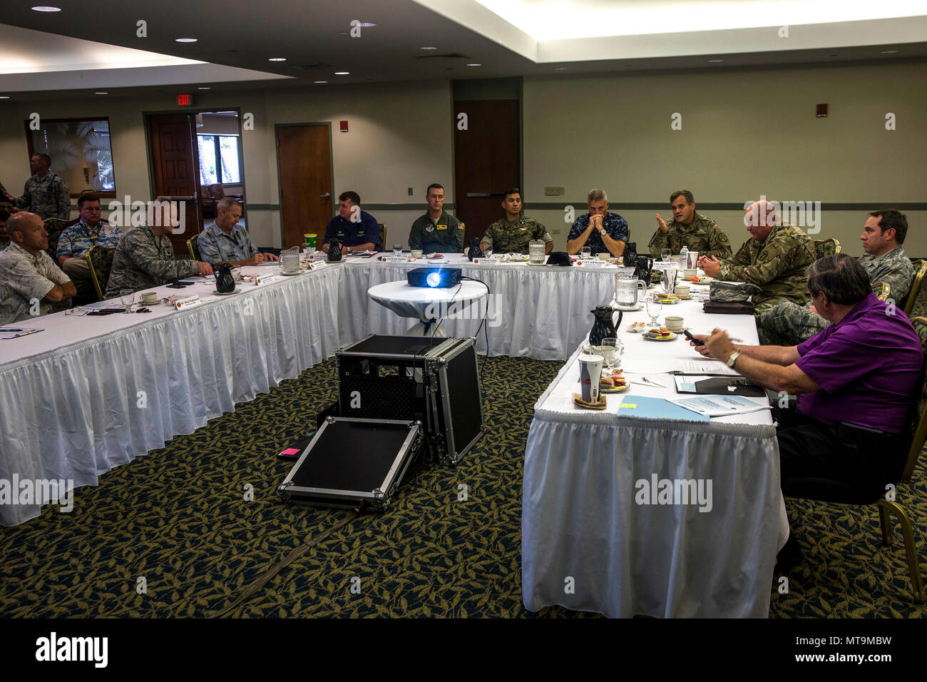 L'Hawaii comune regionale interservizi Gruppo di supporto (HJIRSG) sono presentati una breve sulla missione e la direzione di Marine Corps base Hawaii, 16 maggio 2018. Il HJIRSG include la dirigenza senior del Dipartimento della Difesa reparti militari, le attività della Confederazione e i membri delle comunità locali di Oahu. Il HJIRSG soddisfa insieme ogni trimestre e lavora per facilitare la comunicazione e la cooperazione tra di loro e condividere idee per la risoluzione di problemi comuni e di identificare le opportunità per migliorare il supporto e guadagnare in efficienza tra le parti; e valutare le idee proposte per la cooperativa ventu Foto Stock