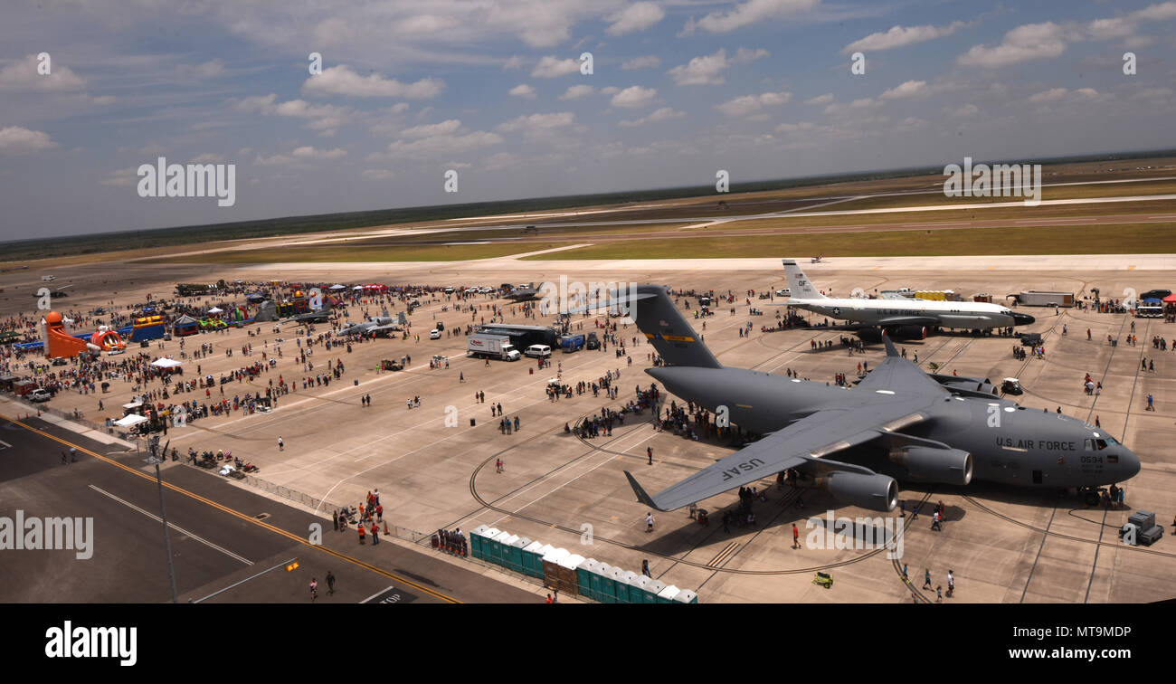 Persone di Laughlin Air Force Base in Texas, Del Rio, Texas, Ciudad Acuna, il Messico e la comunità circostante riuniti insieme per il 2018 Fiesta di volo open house e, airshow Laughlin Air Force Base in Texas, 12 maggio 2018. Le cerimonie ufficiali dato dei calci fuori alla airshow 12 p.m. (U.S. Air Force foto di Airman 1. Classe Anne McCready) Foto Stock