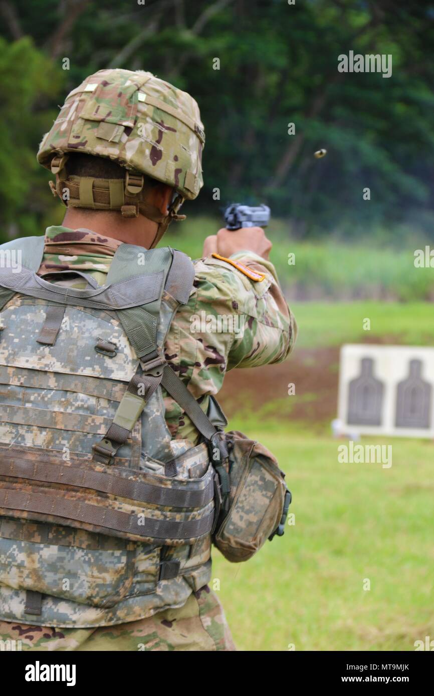 SCHOFIELD caserma, Hawaii (15 maggio 2018) - Una sanità regionale Command-Pacific (RHC-P) Soldato incendi un M-9 a una carta bersaglio silhouette come parte delle armi e degli eventi di qualificazione del 2018 RHC-P guerriero migliore concorrenza a un Schofield Barracks poligono di tiro. Miglior guerriero è la regione premier concorrenza, concepito per identificare i comandi i migliori soldati, dimostrazione di impegno per i valori dell'esercito, che incorpora il guerriero di Ethos e che rappresentano la forza del futuro. Foto Stock