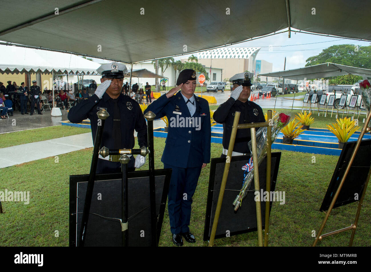 180515-N-PK553-148 Agana, Guam (15 maggio 2018) - membri della polizia di Agana precinct rendere onori durante una ghirlanda di cerimonia di posa per il 17 Guam ufficiali di pace che hanno perso la vita durante il servizio, 15 maggio. La cerimonia si è svolta in concomitanza durante la Polizia Nazionale settimana e sono inclusi i membri della famiglia dei caduti ufficiali, Governo di Guam i funzionari eletti e i rappresentanti di Air Force e della Marina. Il servizio incluso il sollevamento degli Stati Uniti e bandiere di Guam, la riproduzione di un inno nazionale e inno di Guam, una candela cerimonia di illuminazione e invocazione e il rendering di onori Foto Stock