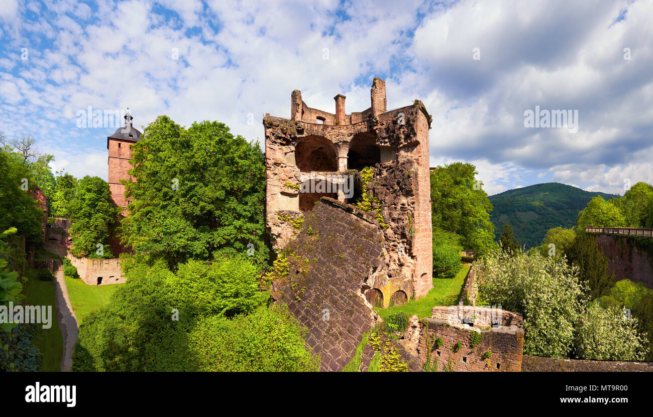 Il castello di Heidelberg in primavera, immagine panoramica di una torre rotto Foto Stock