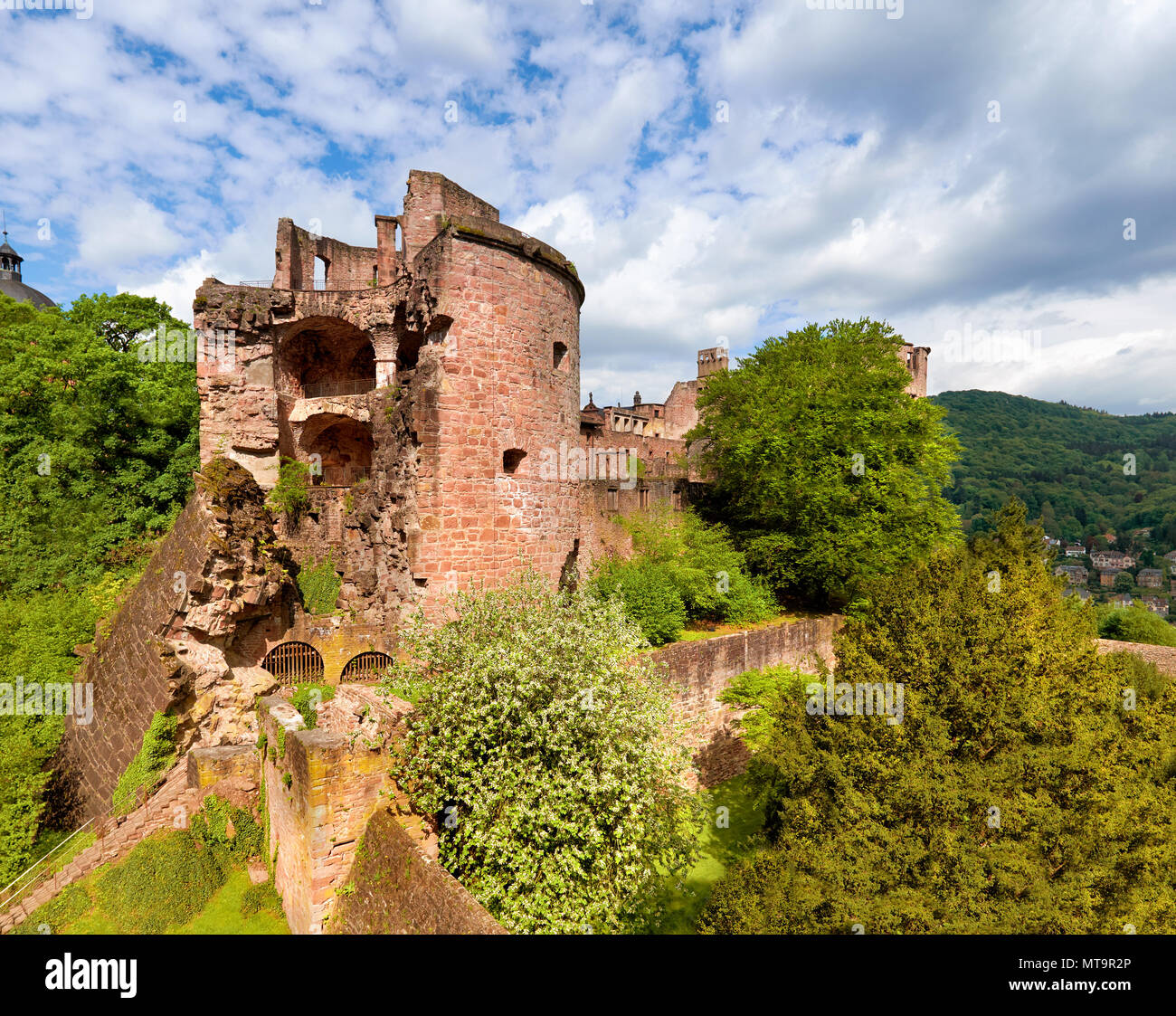Il castello di Heidelberg in primavera, immagine panoramica di una torre rotto Foto Stock