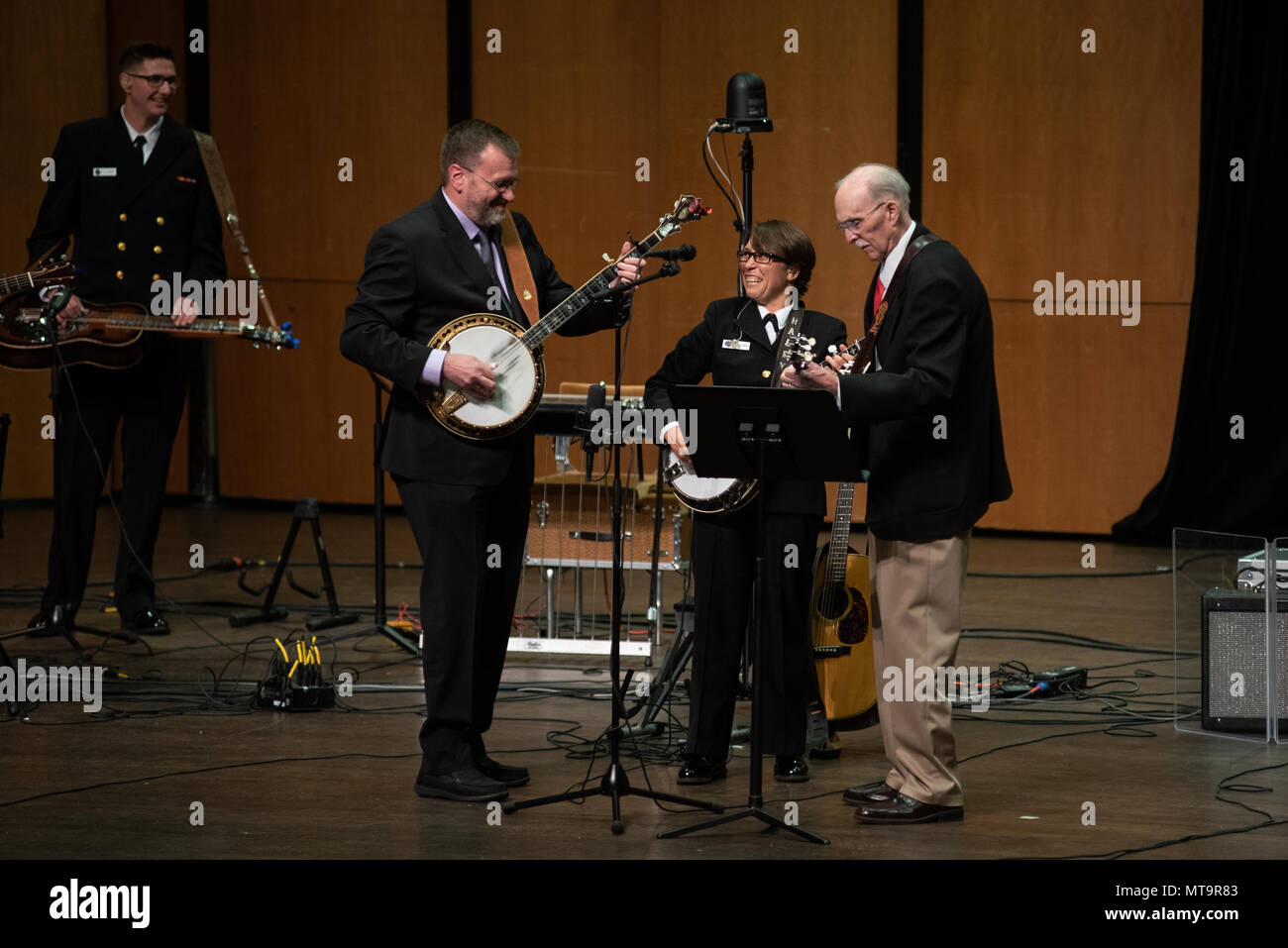 ALEXANDRIA, Virginia (19 maggio 2018) in pensione Senior Chief Musician Keith Arneson, sinistra e pensionati Master Chief Musician Bill Emerson, destra, entrambi ex membri dell'U.S. La banda della marina militare del paese corrente, eseguire con il musicista di prima classe Haley Stiltner a Rachel M. Schlesinger Concert Hall e il Centro delle Arti di Alexandria, Virginia. Paese corrente, la marina militare del paese premier/bluegrass ensemble, ha presentato un concerto speciale con la partecipazione di alunni di banda per celebrare il suo quarantacinquesimo anniversario. (U.S. Navy foto di Chief Musician Adam Grimm/rilasciato) Foto Stock