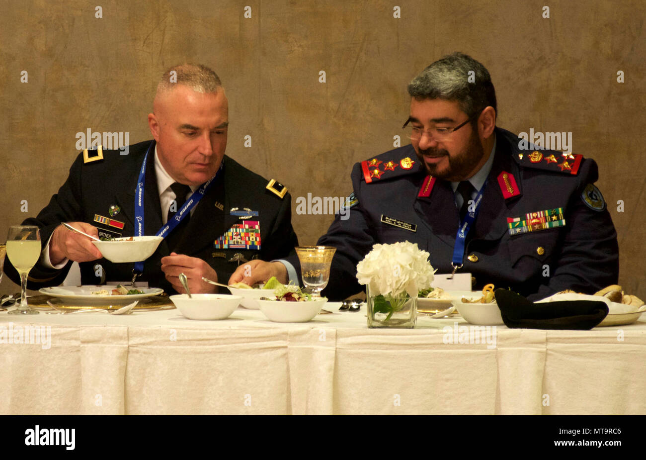 Il Mag. Gen. Blake C. Ortner, ventinovesima divisione di fanteria Comandante generale e Briga. Gen. Adel Al Hafez, Commander, Kuwait Forze di difesa aerea condividere una vasta gamma di piatti presso il Kuwait International Air Power e difesa Simposio pranzo Marzo 27, 2017 al Regency Hotel, Kuwait City in Kuwait. KIAPADS era tenuto in commemorazione della liberazione del Kuwait. ( Foto Stock