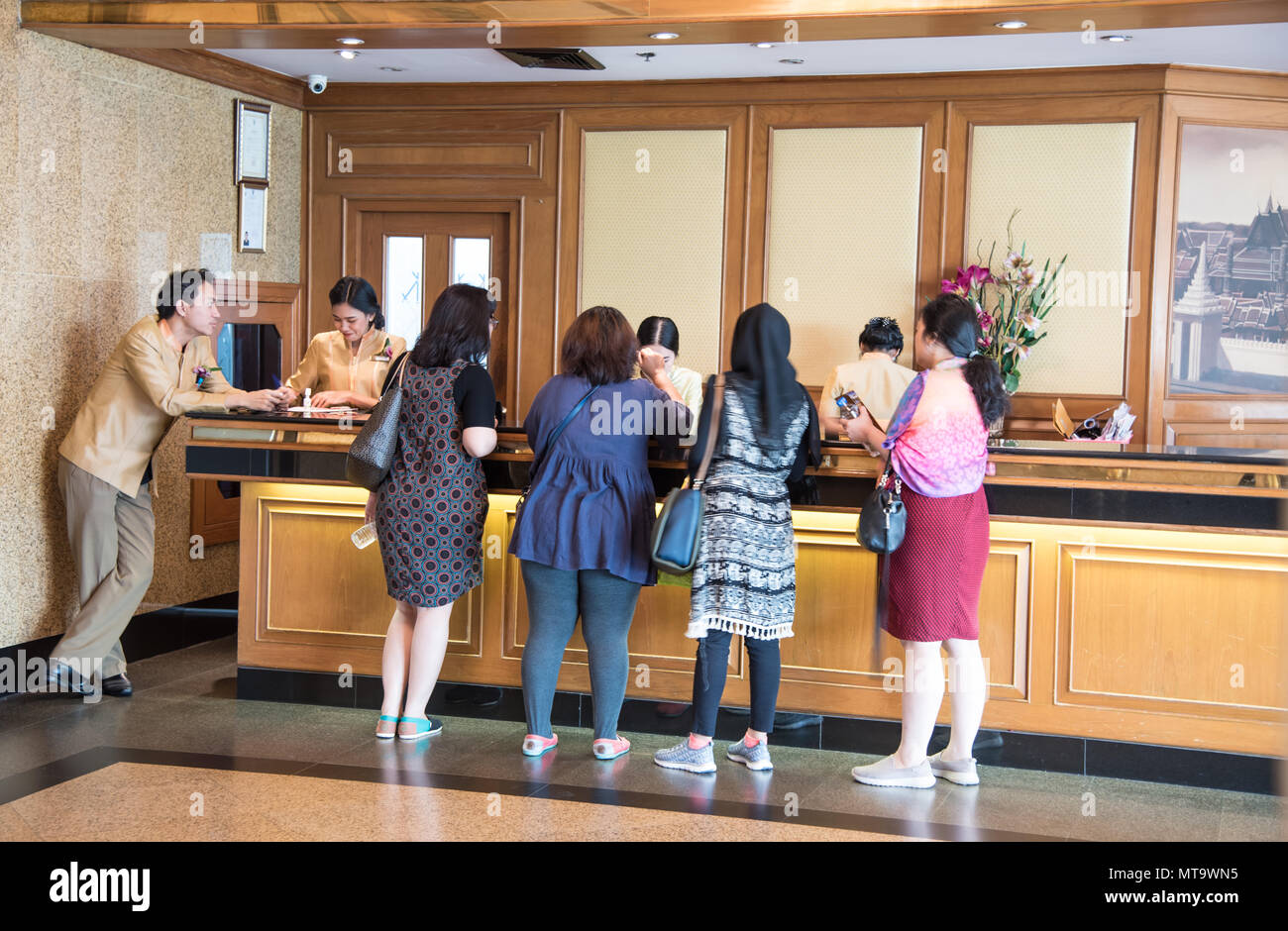 Bangkok in Thailandia può 3,2018 persone non identificate cheking in hotel a hotel contatore per viaggi in Thailandia nel maggio,3,2018 Foto Stock
