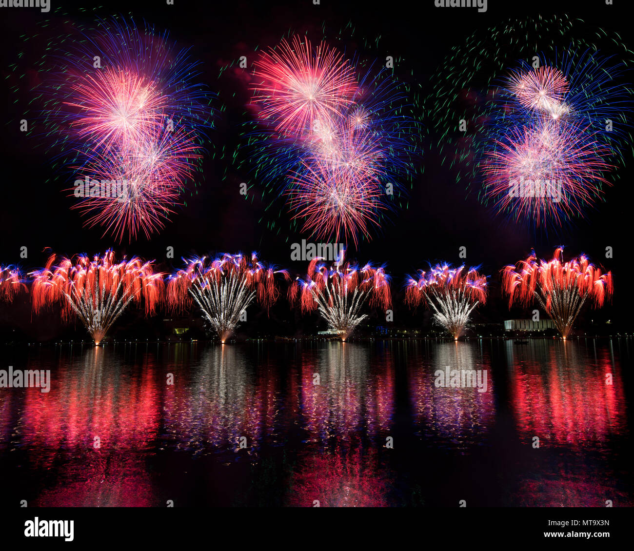 Skyfire 2018 spettacolo pirotecnico sul lago Burley Griffin, Canberra, Australian Capital Territory (ACT), Australia. Skyfire è un annuale marzo fuochi d'artificio Foto Stock