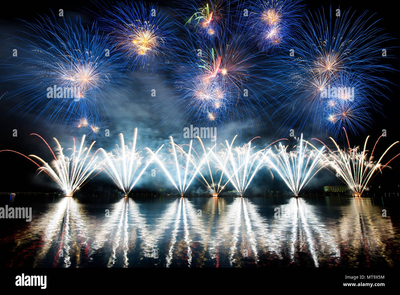 Skyfire 2018 spettacolo pirotecnico sul lago Burley Griffin, Canberra, Australian Capital Territory (ACT), Australia. Skyfire è un annuale marzo fuochi d'artificio Foto Stock