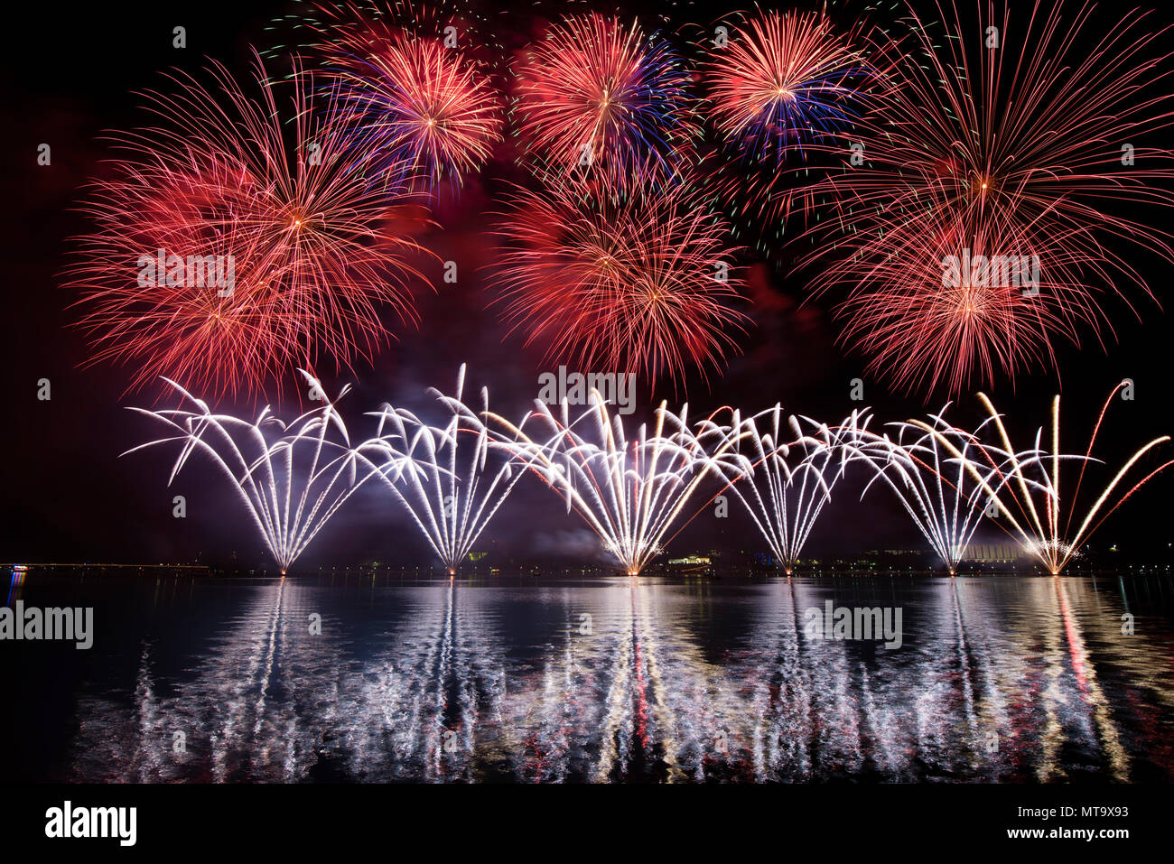 Skyfire 2018 spettacolo pirotecnico sul lago Burley Griffin, Canberra, Australian Capital Territory (ACT), Australia. Skyfire è un annuale marzo fuochi d'artificio Foto Stock