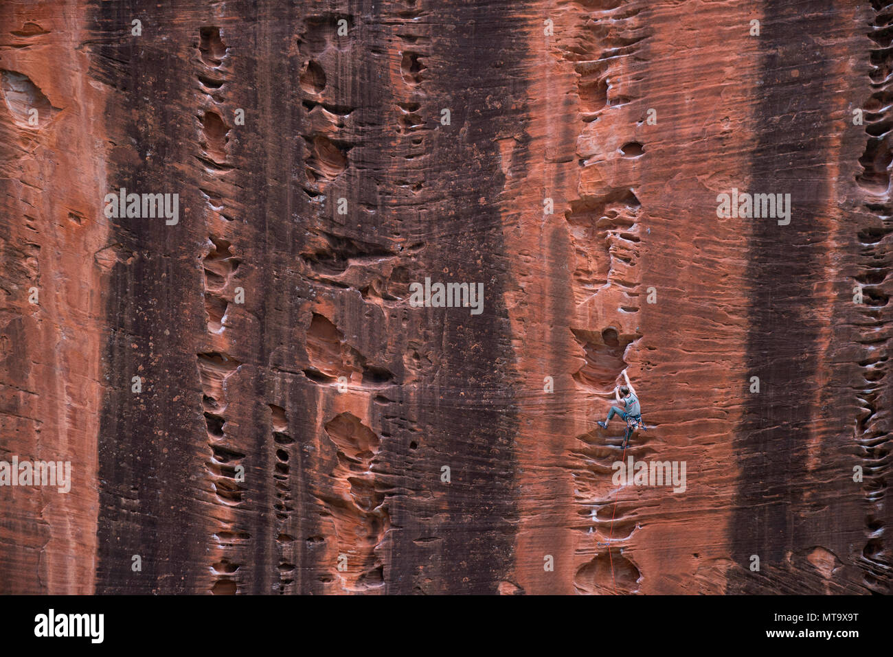 Un uomo portare si arrampica sulla parete Namaste Foto Stock