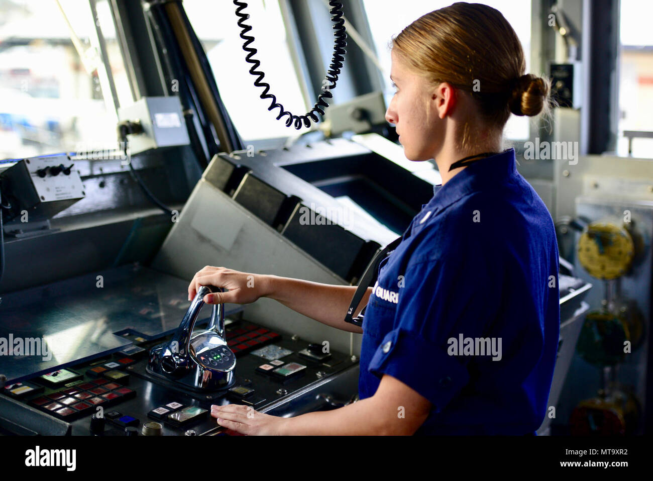 Il tenente j.g. Chelsea Sheehy, delegato, Guardacoste Galveston Island (WPB 1349) i piloti il coltello al di fuori del Porto di Honolulu en route Pearl Harbor sul loro ultimo viaggio in corso il 9 marzo 2018. Il Galveston Island è un 110-piedi isola-class imbarcazione di pattuglia programmato per essere smantellata Marzo 16. Foto Stock