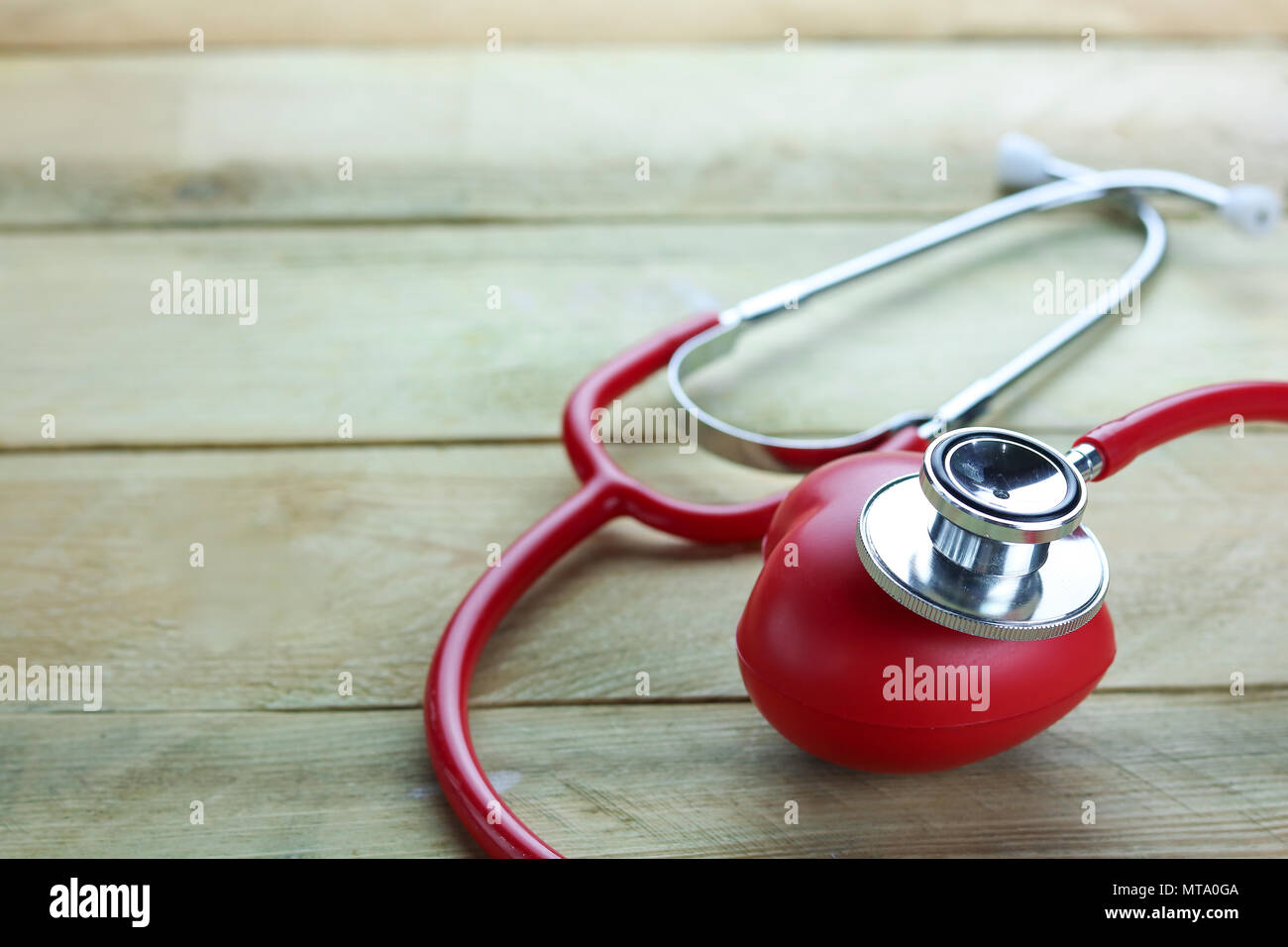 Cuore sano concetto, orecchio medico su uno sfondo di legno Foto Stock