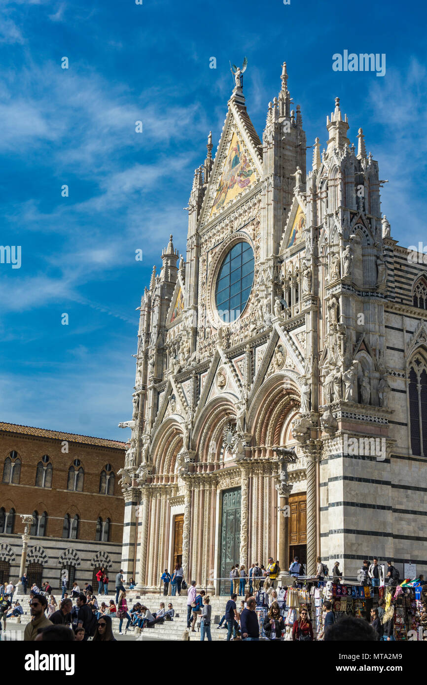 SIENA, Italia - Aprile 8, 2018: persone non identificate hanno di fronte alla cattedrale di Siena, Italia. Si tratta di un borgo medievale Cattolica Romana Chiesa Mariana ora dedicato Foto Stock