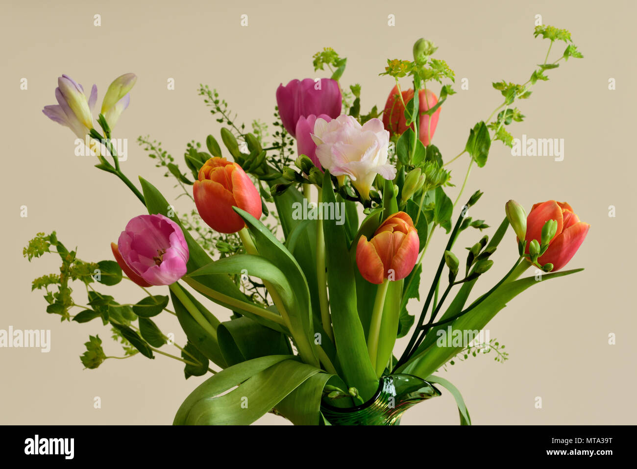 Un assortimento di fiori recisi in un vaso. Foto Stock