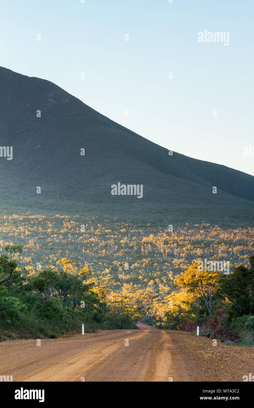 Strada di ghiaia gamme di Stirling Western Australia spazio copia Foto Stock