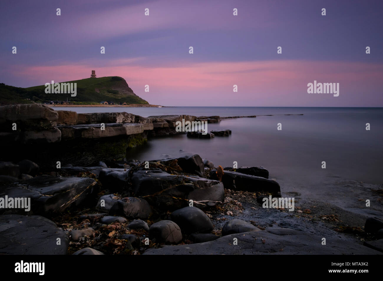 Tramonto sulla baia di Kimmeridge Dorset. Kimmeridge è un piccolo villaggio sull'Isola di Purbeck, una penisola sul Canale Inglese costa nel Dorset. Foto Stock