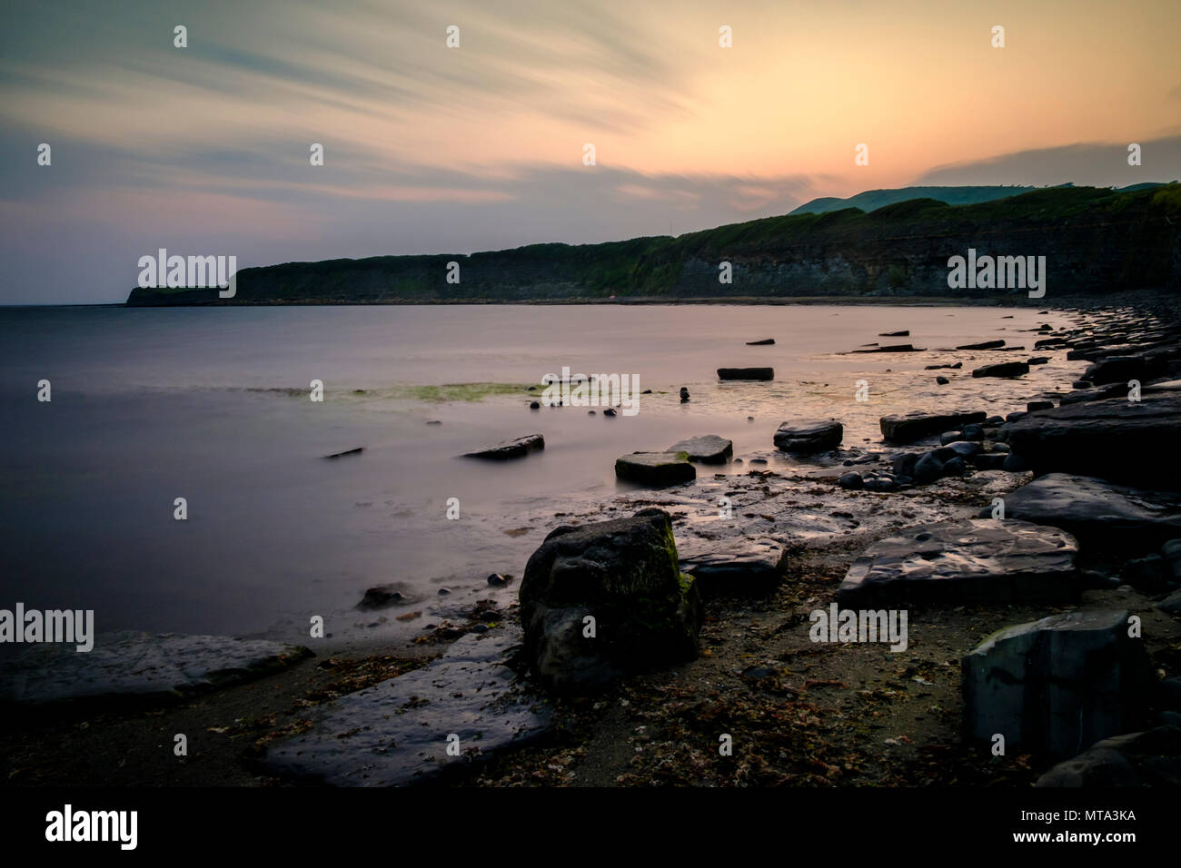 Tramonto sulla baia di Kimmeridge Dorset. Kimmeridge è un piccolo villaggio sull'Isola di Purbeck, una penisola sul Canale Inglese costa nel Dorset. Foto Stock