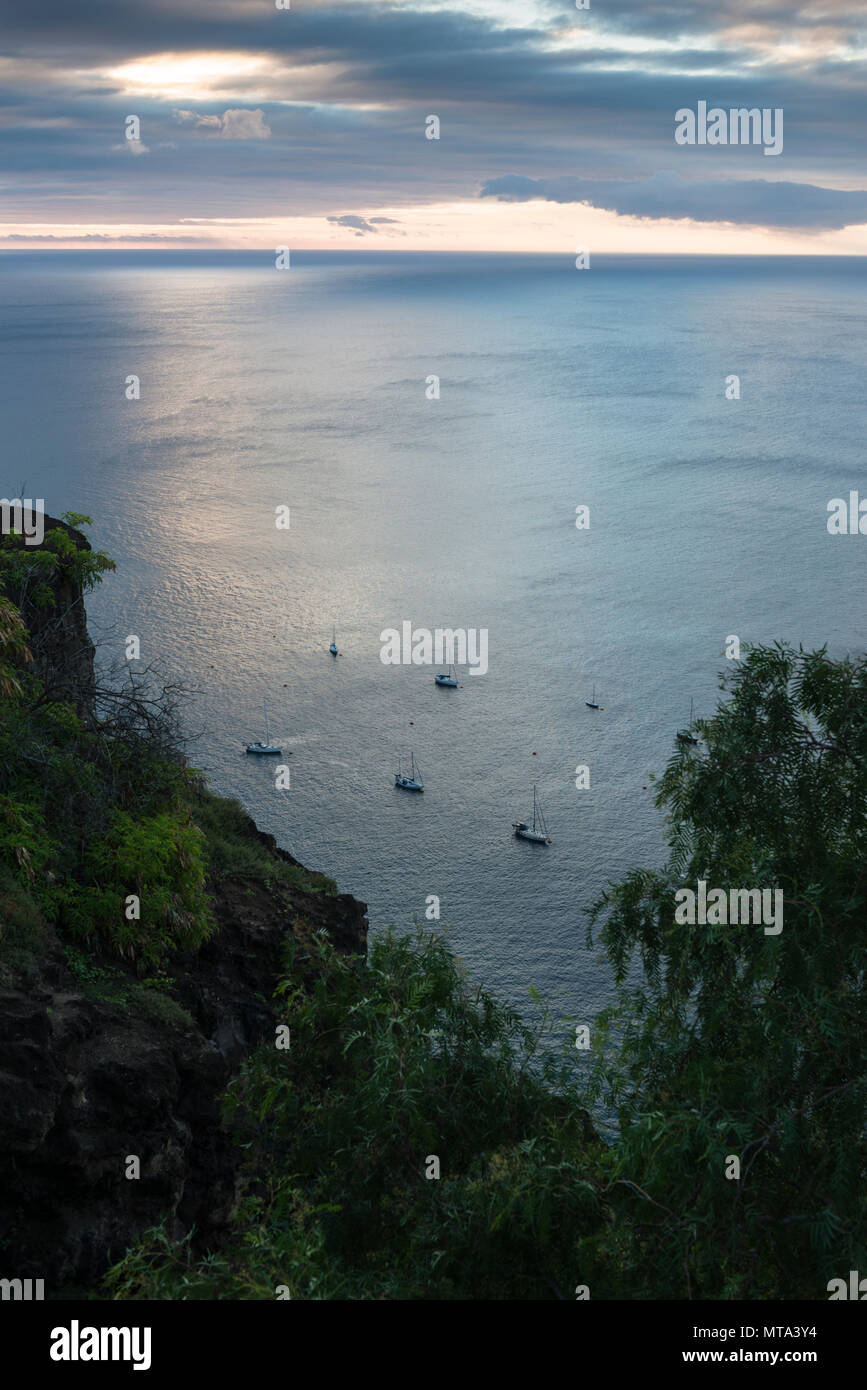 Yacht da crociera sul ben mantenuto boe di ormeggio off Jamestown al tramonto, in lee della remota isola tropicale di St Helena, Sud Atlantico Foto Stock