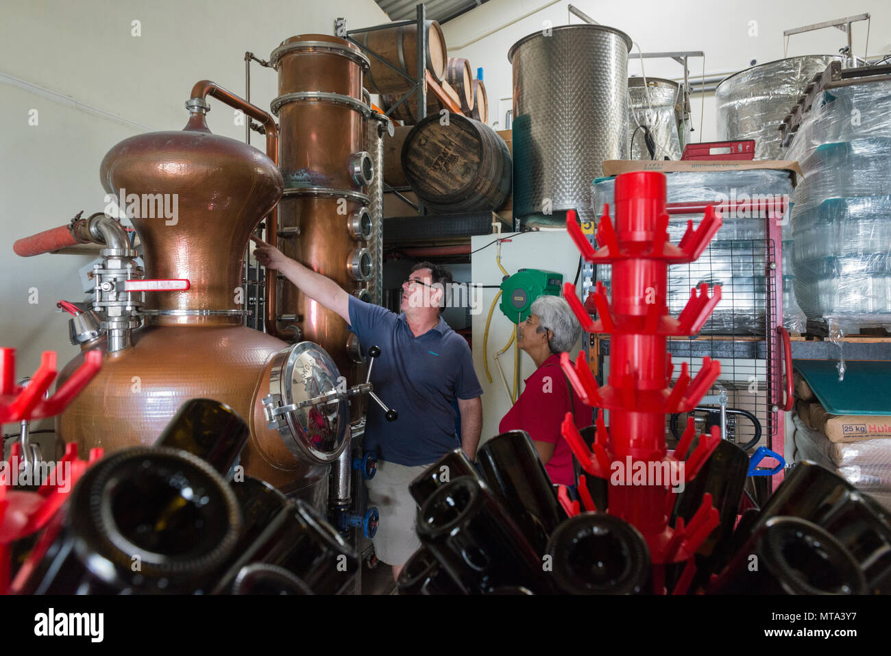 St Helena distilleria, l'unica distilleria in questa remota isola, rendendo liquori nel garage estesa di Paolo Hickling, il proprietario della casa. St Helena Foto Stock